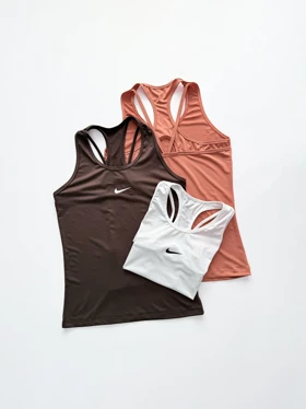 تاپ ورزشی زنانه فلامنت پشت بندی مینیمال نایکی Nike
