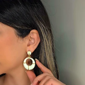 گوشواره سفید صدفی دایره‌ای مدل مینیمال با بندهای طلایی