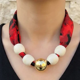 گردنبند زنانه مدل روژا گلد طرح مروارید لوکس با پارچه قرمز‑مشکی و مهره‌های سفید
