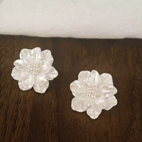 گوشواره طرح گل مروارید دار