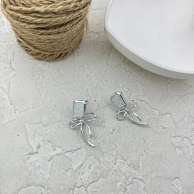 گوشواره زنانه مدل روبیا طرح پاپیون و آویز سنگی مستطیلی نقره‌ای