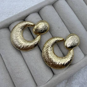 گوشواره طلایی با فرم هلال