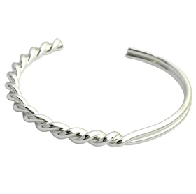 دستبند زنانه بنگل طرح طنابی ظریف