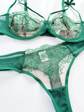 ست شورت و سوتین فنر دار گیپور هارنس دار طرح گل سبز