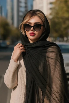شال توری مجلسی دور گیپور نگین‌دار - ترکیب ظرافت تور، گیپور و نگین