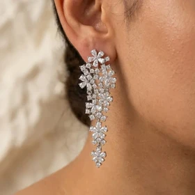 گوشواره زنانه مجلسی طرح گل‌های درخشان نگین‌دار مدل فلوریرا