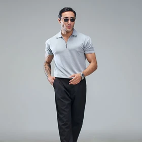 تیشرت مردانه یقه زیپ‌دار طوسی مدل Arban