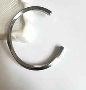 دستبند النگویی باز (Open Cuff) ضخیم مردانه – مینیمال و آبکاری نقره‌ای