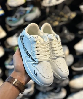 کتانی زنانه ترویس نورث فیس سفید مشکی