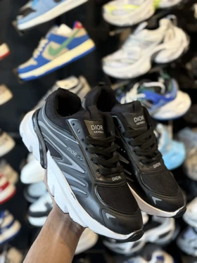 کتانی بزرگ پا دیور