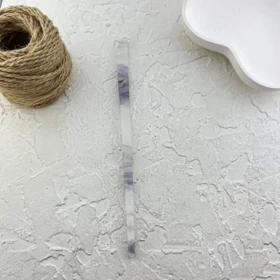 کانزاشی مو زنانه رزینی شفاف طرح ابر و باد طوسی‑یاسی با طراحی ساده و کشیده مینیمال لوکس