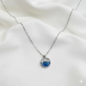 گردنبند استیل طرح «وال و دریا» | پلاک دایره‌ای با رزین آبی شفاف