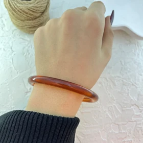 دستبند زنانه بنگل رزینی باریک مدل آمرلا کهربایی