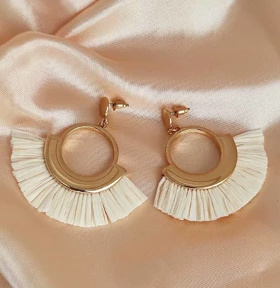 گوشواره طلایی طرح بوهو با آویز رافیا (کرم)