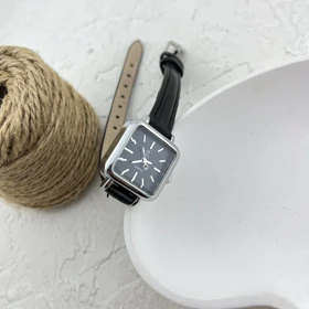 ساعت مچی زنانه صفحه مربعی طرح فلورا، انتخابی شیک