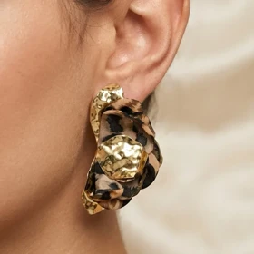 گوشواره زنانه طرح پلنگی پارچه‌ای با فینیش طلایی مدل لئوگلدرا