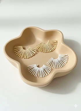 گوشواره بادبزنی طلایی و سفید طرح خورشید