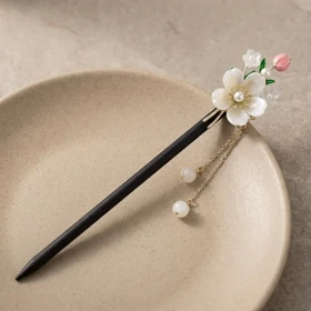 کانزاشی مو زنانه چوبی با تزیین گل صدفی و آویز ظریف مدل آلسیا