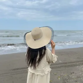 کلاه ساحلی نگین‌دار