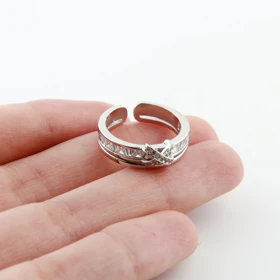 انگشتر زنانه مدل ضربدری نگین‌دار (نقره‌ای)