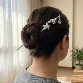 کانزاشی مو زنانه فلزی با نگین آبی و طراحی موج‌دار مدل آزرینا