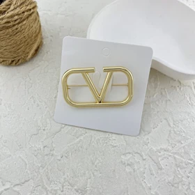 گل سینه زنانه طرح ولنتینو، ظرافت در اوج سادگی