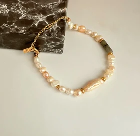 دستبند زنانه مروارید طبیعی و سنگ معدنی (Baroque Pearl & Stone) – آبکاری طلایی