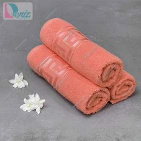 حوله دستی بسته سه عددی طرح ورساچه رنگ گلبهی تیره