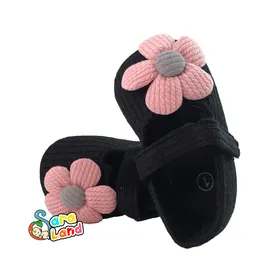 پاپوش نوزادی کبریتی طرح گل‌دار خارجی