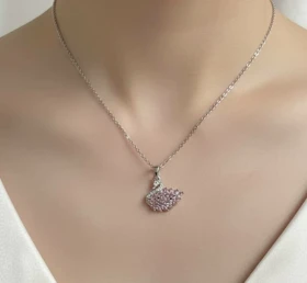 گردنبند نگین‌دار قو