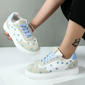 کفش کتانی راحتی زنانه مدل بابونه گلدوزی رنگ سفید آبی کد 32341