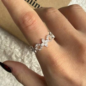 انگشتر دایره و گل نگین‌دار