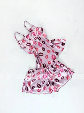 ست لباس خواب تاپ و شورتک ساتن طرح بوسه