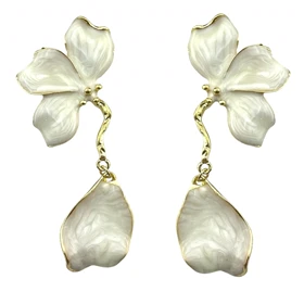 گوشواره زنانه مدل ماگنولیا طرح گل آویزدار با میناکاری صدفی و فریم طلایی