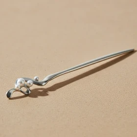 کانزاشی مو زنانه فلزی نقره‌ای با طرح موج‌دار هنری و مروارید تزئینی مینیمال لوکس