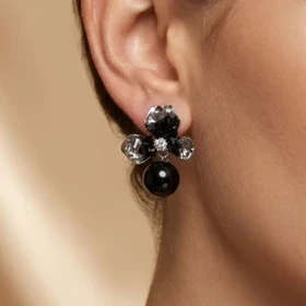 گوشواره زنانه طرح گل و مروارید مشکی، ظرافت بی‌نظیر