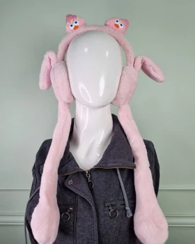 گوش‌گیر بچه‌گانه پمپی طرح عروسک کلاه‌دار