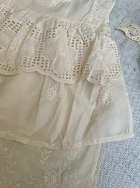 تاپ چین‌دار و شلوار دانتل