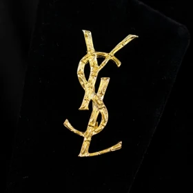 گل سینه مدل آرمیس طرح YSL رنگ طلایی طرح بامبو