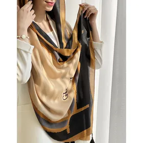 شال حاشیه‌دار گوچی