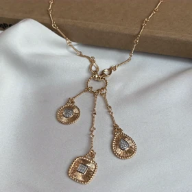 گردنبند طلایی با سه آویز نگین‌دار طرح جواهر