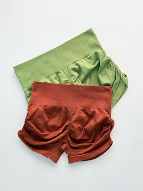 شورتک ورزشی سیملس پشت چروک کنار گتر