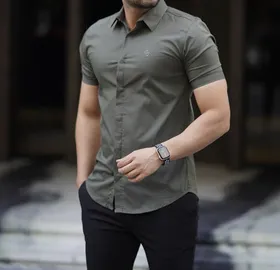 پیراهن آستین کوتاه سبز زیتونی مردانه پارچه ساتن کش اعلا