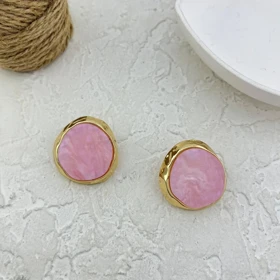 گوشواره زنانه مدل روزالیا طرح میناکاری صورتی با حاشیه طلایی