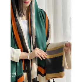 شال حاشیه‌دار گوچی