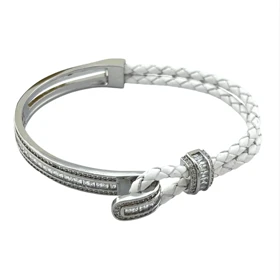 دستبند زنانه مدل آدلیا سفید با بافت چرمی و جزئیات نقرهای