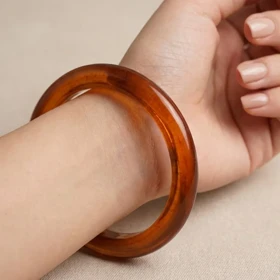 دستبند زنانه بنگل رزینی باریک مدل آمرلا کهربایی