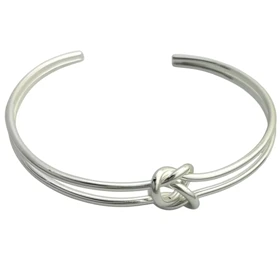 دستبند زنانه بنگل مدل سیلوکنات طرح گره مینیمال نقرهای