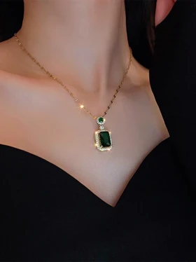 گردنبند زمرد دور نگین