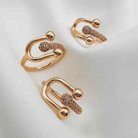 انگشتر ژوپینگ زنانه طلایی با طراحی خاص و نگینکاری ریز | مدل فانتزی و مدرن